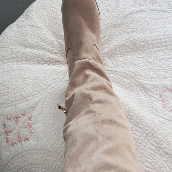 U to knee suede like cream boots. Womens size US 7 - Picture 7 of 7